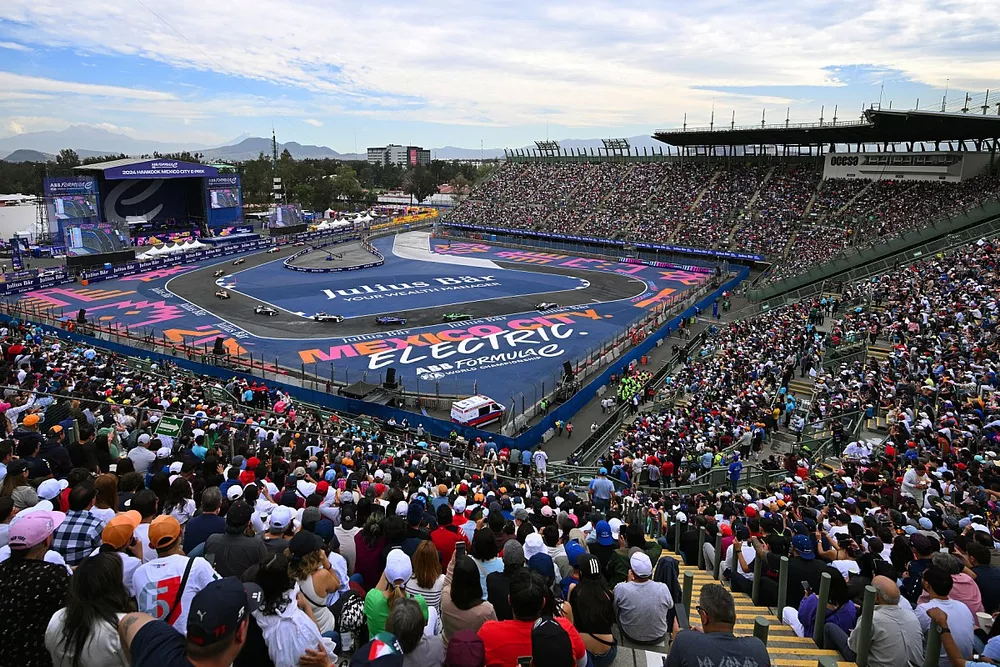 Pascal Wehrlein, Porsche, Porsche 99X Electric Gen3, Sebastien Buemi, Envision Racing, Jaguar I-TYPE 6, Maximilian Gunther, Maserati Racing, Maserati Tipo Folgore, the rest of the field through the Stadium