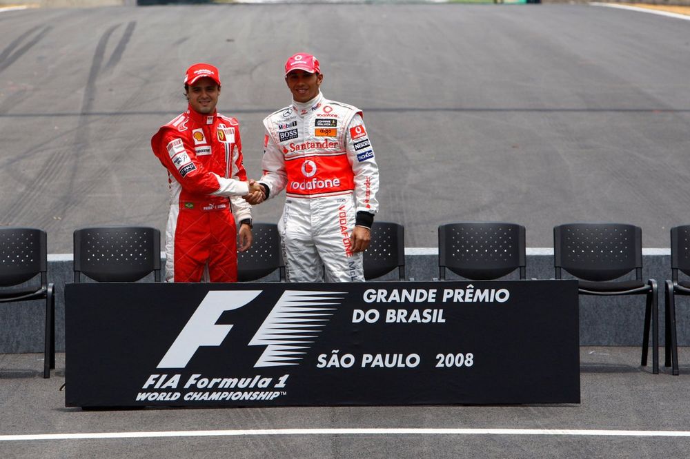 Lewis Hamilton, McLaren MP4-23 Mercedes, y Felipe Massa, Ferrari F2008, se dan la mano antes de comenzar la batalla en pista