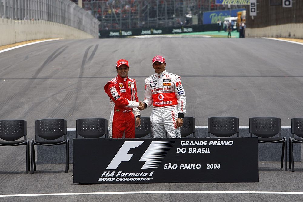 Lewis Hamilton, McLaren MP4-23 Mercedes, y Felipe Massa, Ferrari F2008, se dan la mano antes de comenzar la batalla en pista
