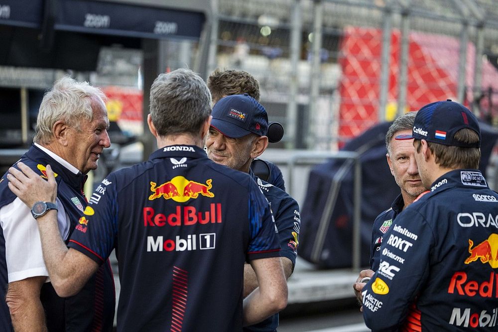 Helmut Marko, Asesor, Red Bull Racing, Adrian Newey, Director de Tecnología, Red Bull Racing, Christian Horner, Director del equipo, Red Bull Racing, Max Verstappen, Red Bull Racing, 1ª posición.