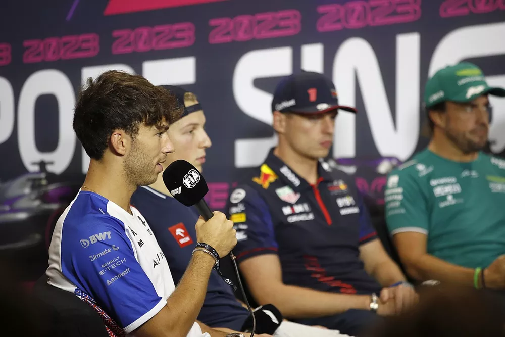 Pierre Gasly, Alpine F1 Team, Liam Lawson, AlphaTauri, Max Verstappen, Red Bull Racing y Fernando Alonso, Aston Martin F1 Team, en rueda de prensa