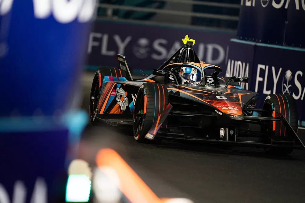 Jake Hughes, McLaren, e-4ORCE 04