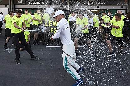 Látványos képeken Bottas bakui győzelme: Rosberg nyomában?