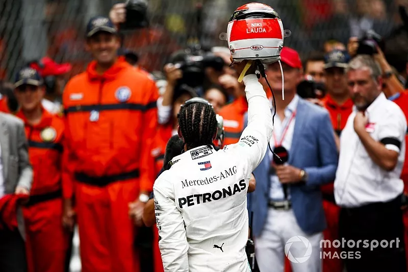 Ganador de la carrera Lewis Hamilton, Mercedes AMG F1 celebra en Parc Ferme 