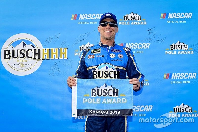 Harvick wins Kansas pole, SHR sweeps first two rows