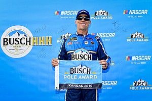 Harvick wins Kansas pole, SHR sweeps first two rows