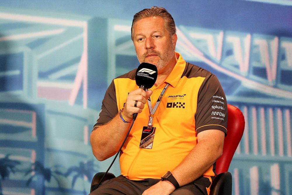 Zak Brown, CEO, McLaren Racing, nella conferenza stampa dei team principal