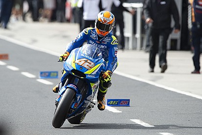 Gefährlicher Moment in Sepang: Eine Suzuki in der Boxengasse in Flammen