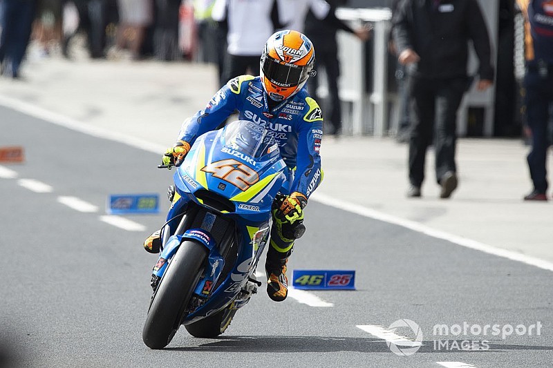 Gefährlicher Moment in Sepang: Eine Suzuki in der Boxengasse in Flammen