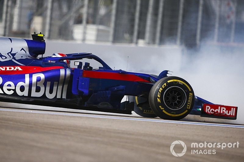 Pierre Gasly, Scuderia Toro Rosso STR13, suffers a spin 