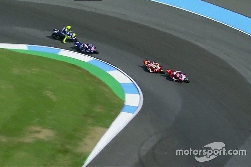 Valentino Rossi in lotta con Viñales, mentre Marc Marquez e Andrea Dovizioso affrontano l'ultima curva (Screenshot MovistarTV)
