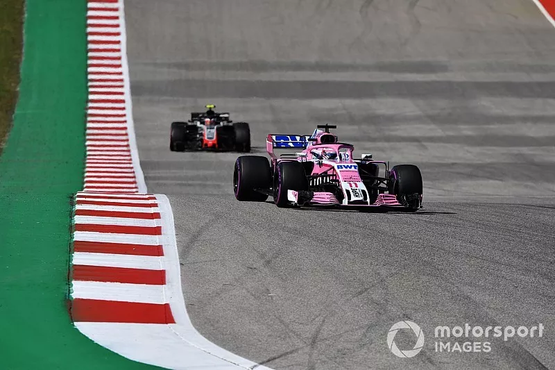 Sergio Perez, Racing Point Force India VJM11 and Kevin Magnussen, Haas F1 Team VF-18 