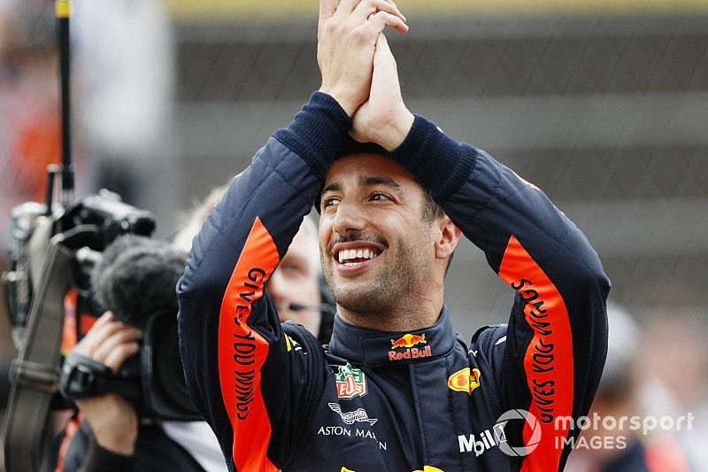 Ganador de la pole Daniel Ricciardo, Red Bull Racing celebra e