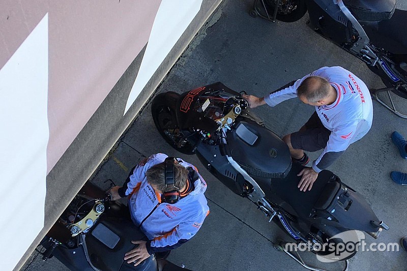 Ecco la Honda RC213V di Jorge Lorenzo per i test di Valencia: è nera con il numero 99 rosso