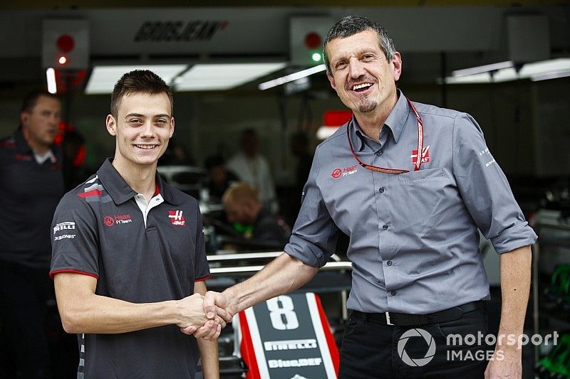 Günther Steiner, Team Principal, Haas F1, pose avec le pilote de développement Louis Deletraz.