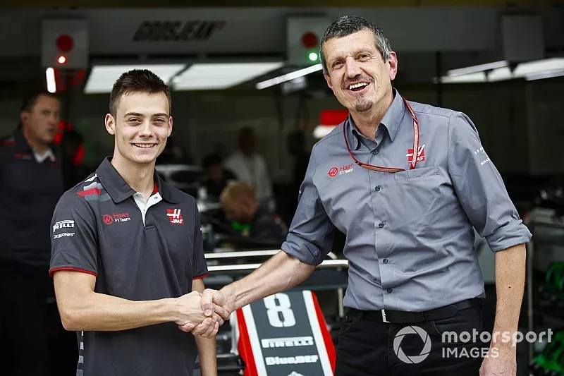 Guenther Steiner, director del equipo, Haas F1, posa con el piloto de pruebas y desarrollo Louis Deletraz.