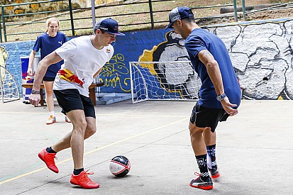 GALERÍA: Verstappen y Ricciardo también se retan en fútbol