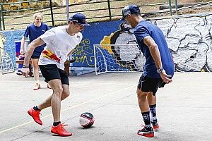 GALERÍA: Verstappen y Ricciardo también se retan en fútbol