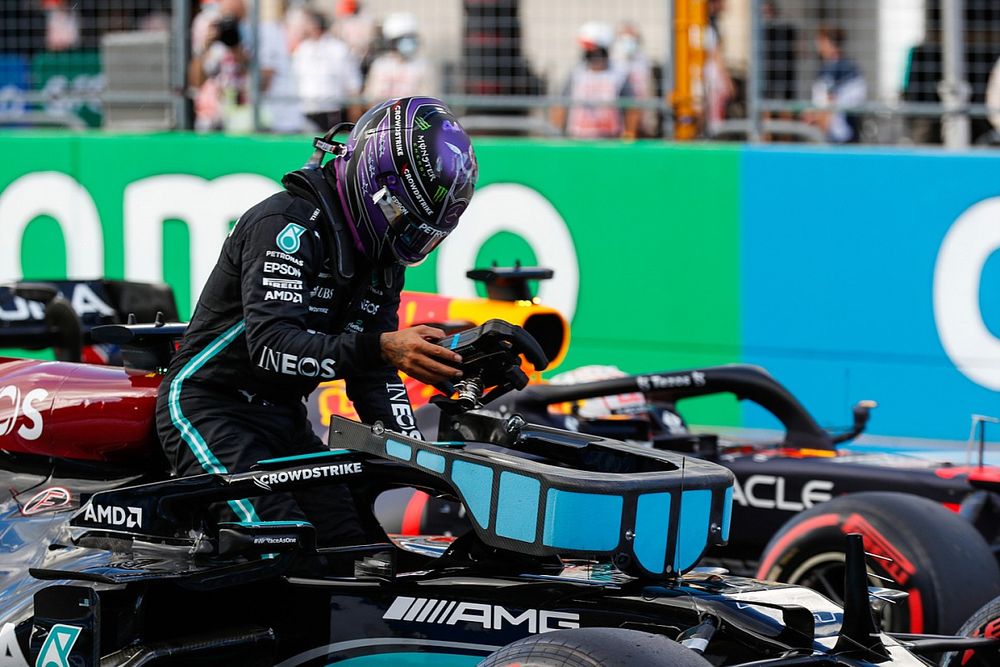 Verstappen y Hamilton juntos, primera curva...