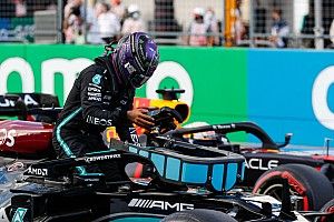 Verstappen y Hamilton juntos, primera curva...