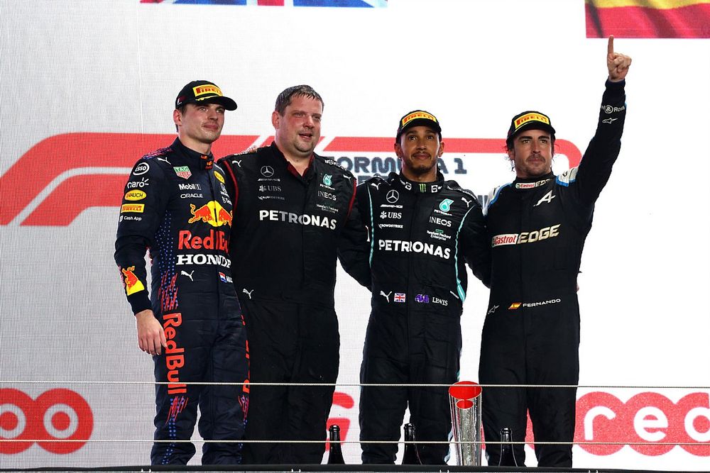 Max Verstappen, Red Bull Racing, 2de plaats, de afgevaardigde van de Mercedes trofee, Lewis Hamilton, Mercedes, 1ste plaats, en Fernando Alonso, Alpine F1, 3de plaats, op het podium