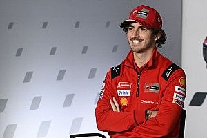 Bagnaia propone: "Scortiamo Valentino nel giro d'onore"