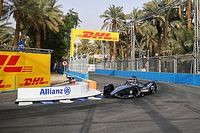Dramatische start De Vries in Diriyah, Rowland snelste in VT1