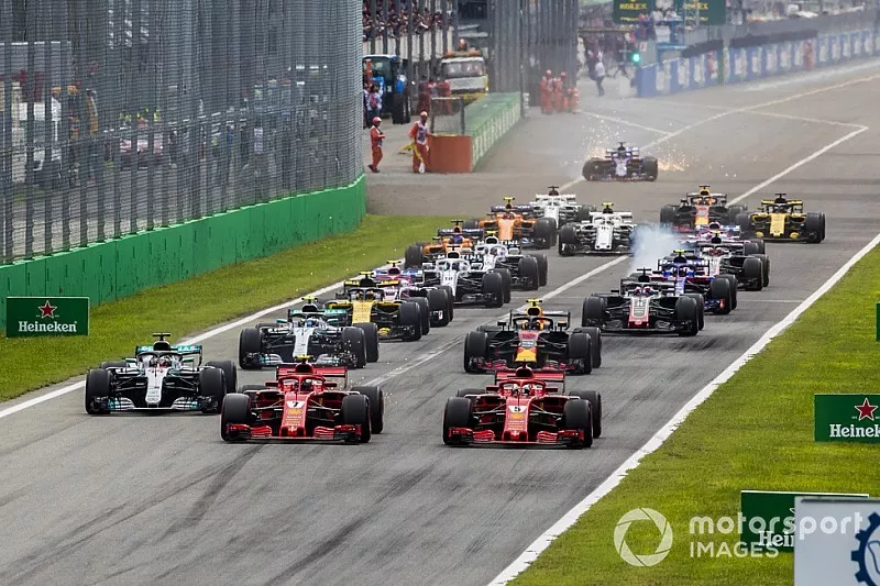 Kimi Raikkonen, Ferrari SF71H, Sebastian Vettel, Ferrari SF71H, Lewis Hamilton, Mercedes AMG F1 W09, Valtteri Bottas, Mercedes AMG F1 W09, Max Verstappen, Red Bull Racing RB14 Tag Heuer y el resto de la parrilla