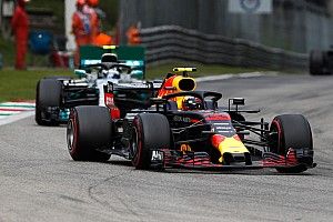 Verstappen baalt van 'onterechte' straf: "Ik gaf ruimte, Bottas rijdt tegen mijn wiel"