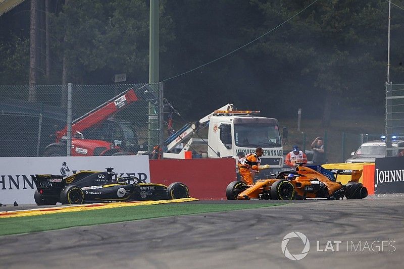 Nico Hulkenberg, Renault Sport F1 Team R.S. 18, crashes into Fernando Alonso, McLaren MCL33, at the start. Marshals come to the aid of Fernando Alonso