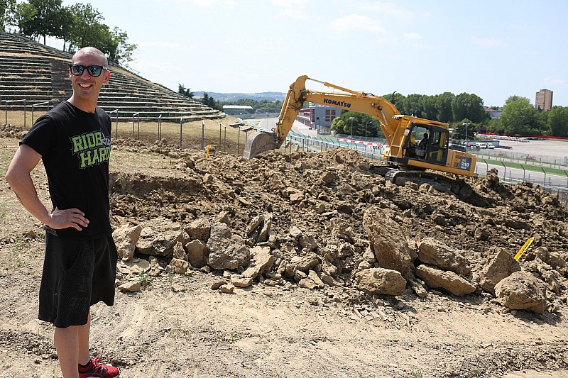 Marco Melandri dà il via ai lavori per la pista di motocross di Imola!