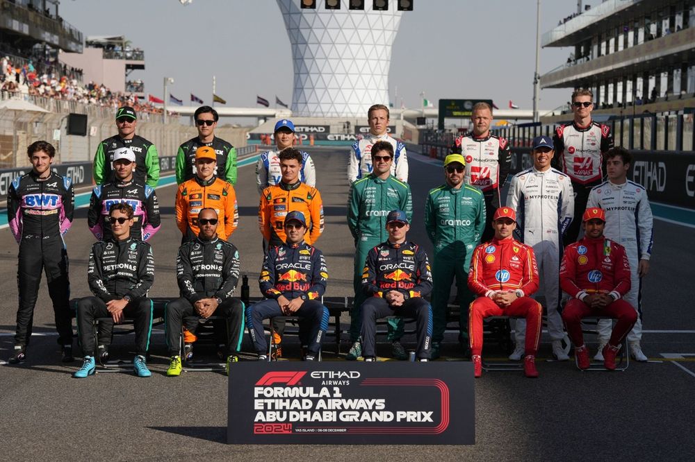 The 2024 drivers line up on the grid for an end of season photograph