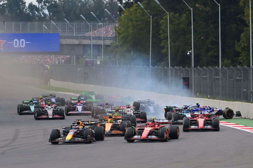 Yuki Tsunoda, RB F1 Team VCARB 01, tiene un accidente en la primera vuelta de la carrera
