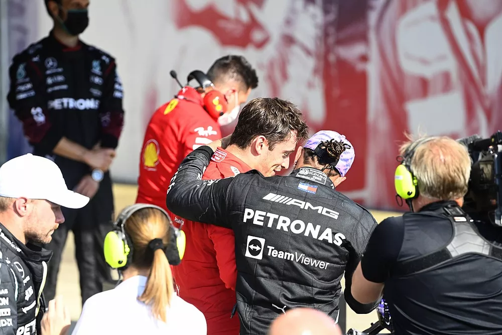 Charles Leclerc, Ferrari, y Lewis Hamilton, Mercedes