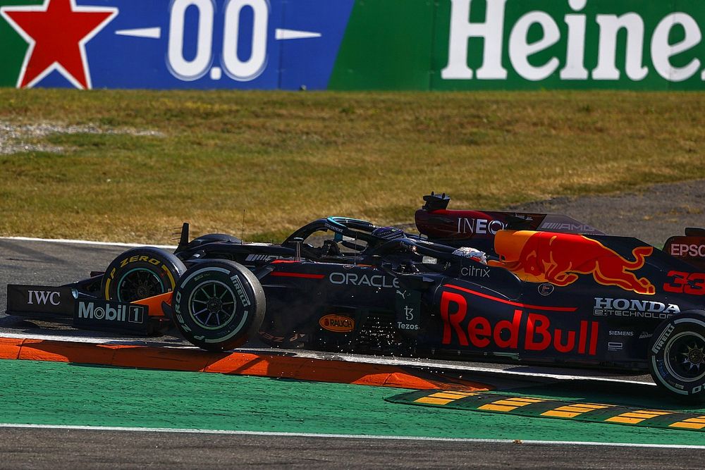 Choque de Lewis Hamilton, Mercedes W12, y Max Verstappen, Red Bull Racing RB16B