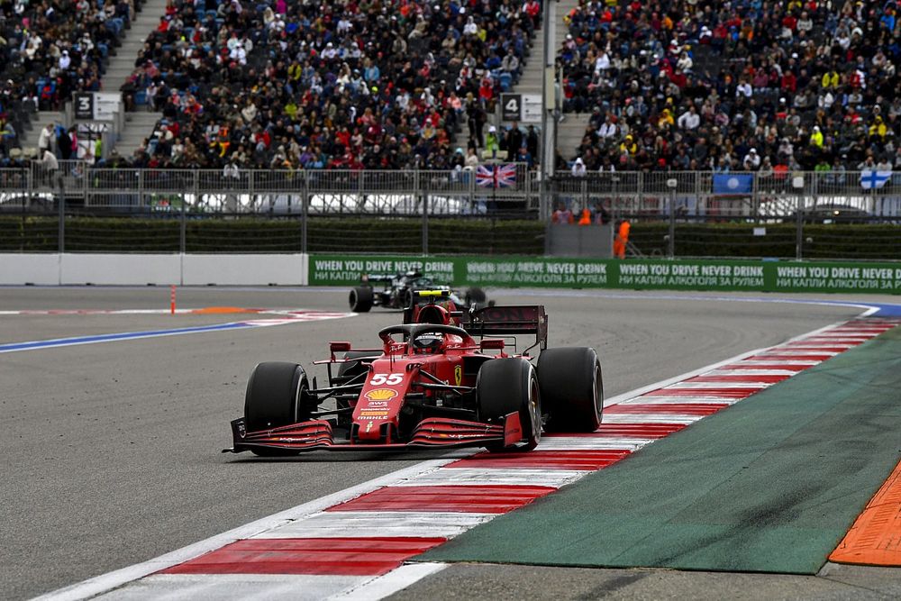 Carlos Sainz Jr., Ferrari SF21, Lance Stroll, Aston Martin AMR21