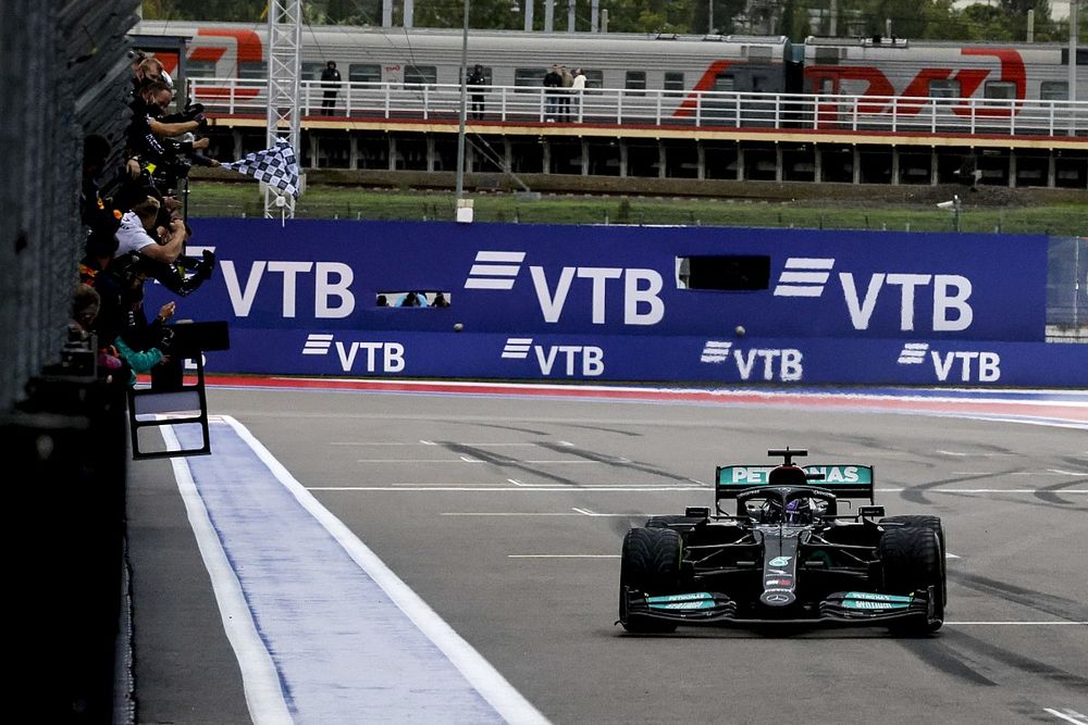 Le vainqueur Lewis Hamilton, Mercedes W12, prend le drapeau à damiers