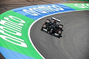 Mercedes facing "odd" struggles through banked Turn 3 at Zandvoort