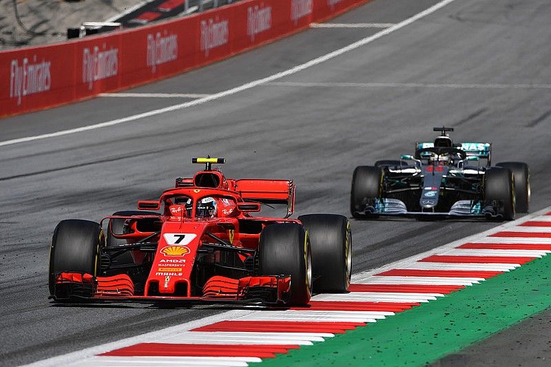 Kimi Raikkonen, Ferrari SF71H leads Lewis Hamilton, Mercedes-AMG F1 W09