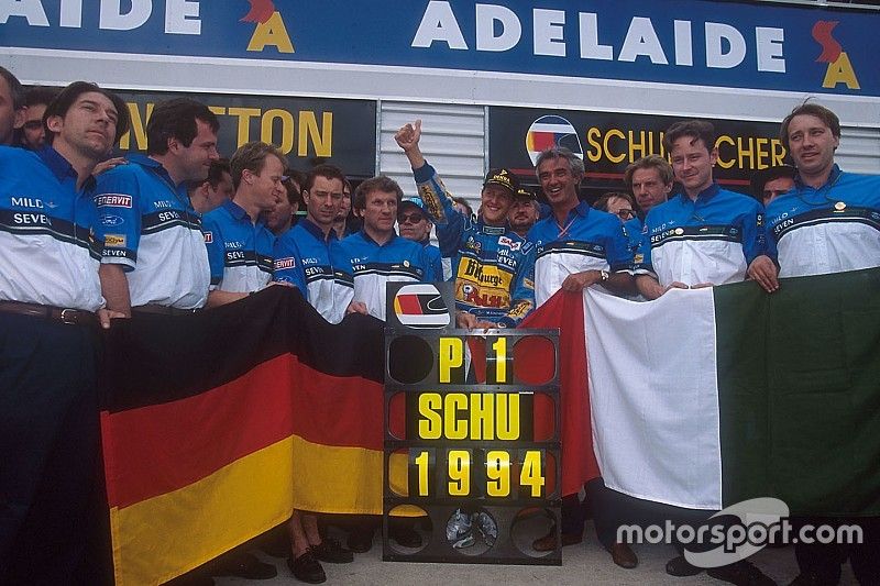 Michael Schumacher celebra su título de F1 con Flavio Briatore, Tom Walkinshaw y el resto del equipo