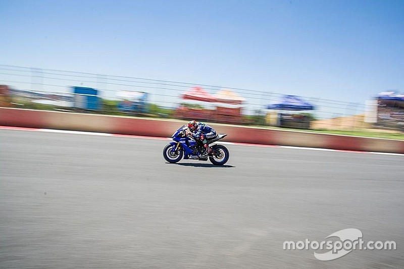 Maverick Vinales jelajahi trek Kyalami