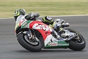 Crutchlow wint in Argentinië, Marquez bestraft voor touché met Rossi