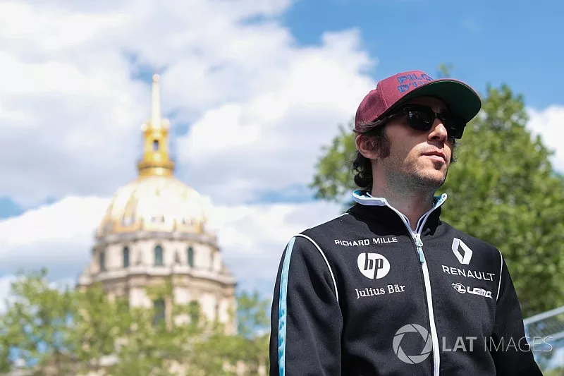 Nicolas Prost, Renault e.Dams, fait le tour du circuit &agrave; pied