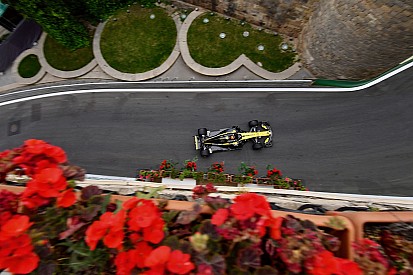 Sainz describe como "caos" y "aventura" cada vuelta en Bakú