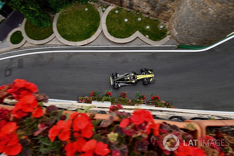 Sainz describe como "caos" y "aventura" cada vuelta en Bakú
