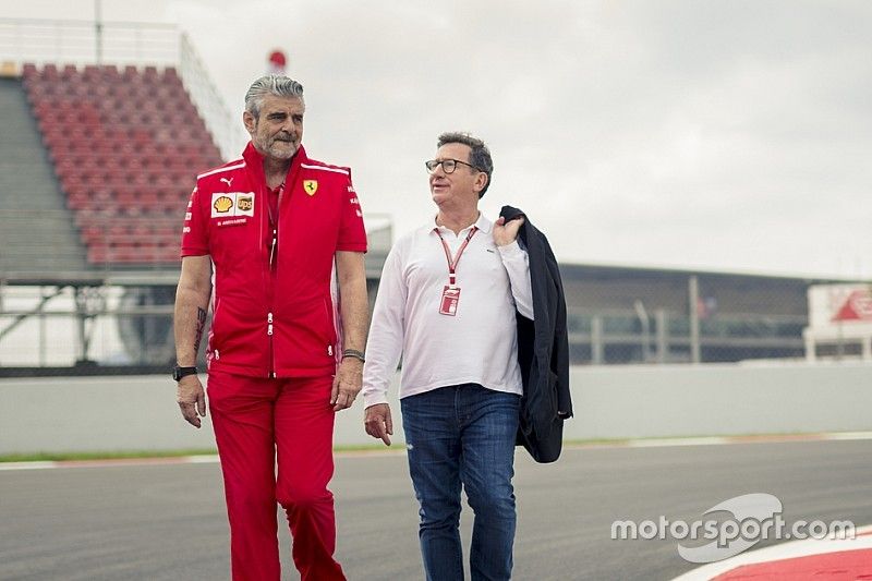 Maurizio Arrivabene, directeur de Ferrari, et Louis Camilleri, président de Philip Morris parcourent la piste à pied