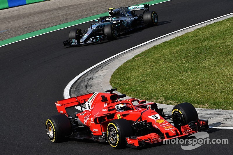 Vettel startta atak yapmayı hedefliyor, Hamilton kendisine güveniyor