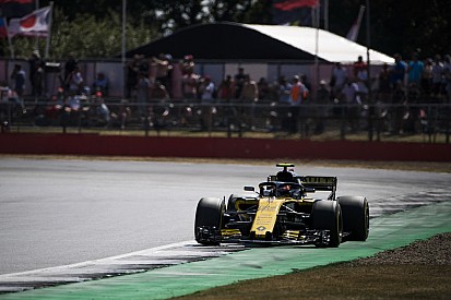 Sainz heeft medelijden met MotoGP-coureurs op hobbelig Silverstone