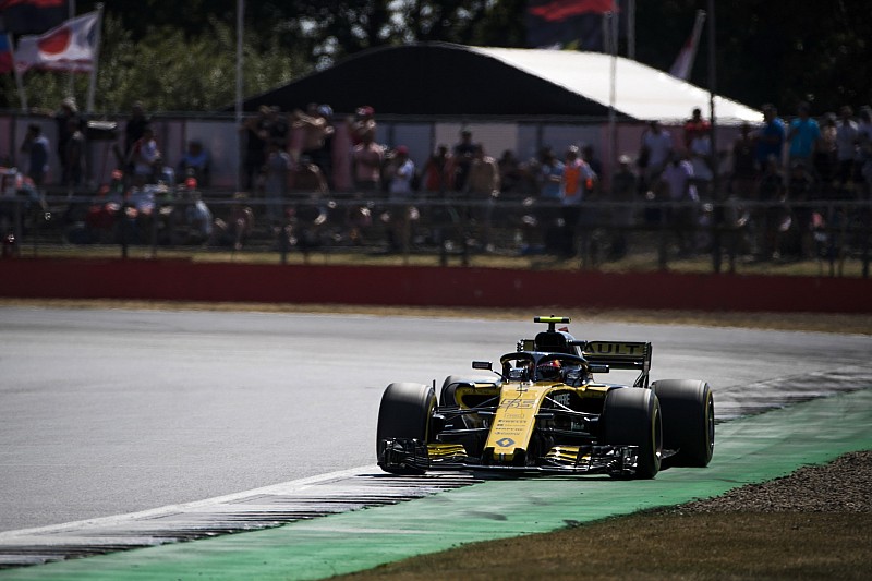 Sainz heeft medelijden met MotoGP-coureurs op hobbelig Silverstone