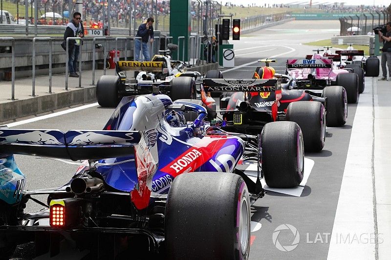 Los pilotos esperan en la salida del pit lane para dirigirse a la parrilla